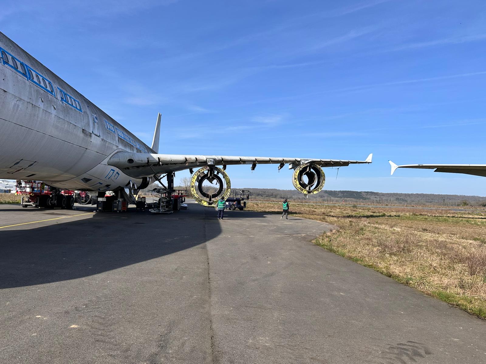 Aircraft with engines removed during teardown